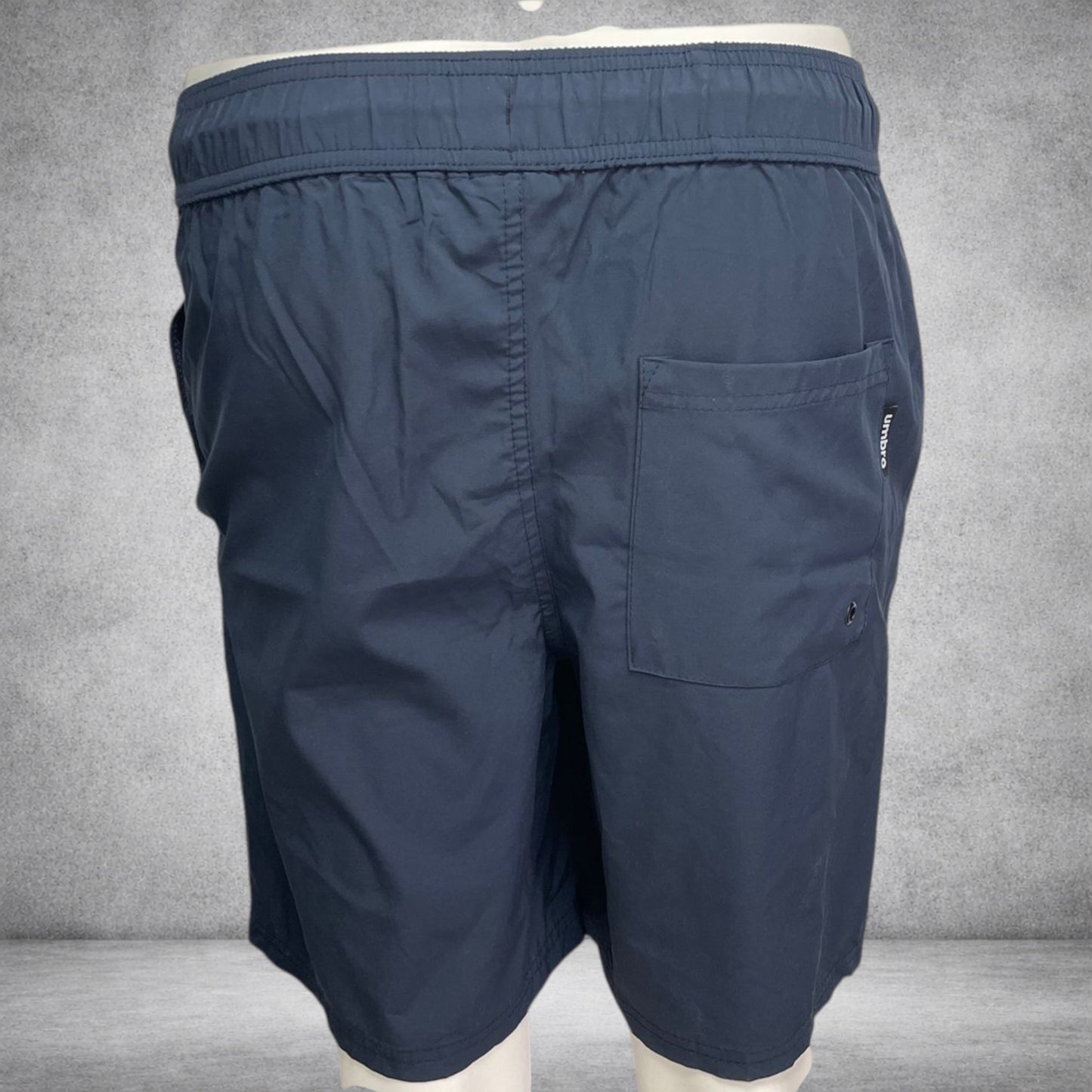 Pantaloni scurți sport Umbro – navy cu logo roșu
