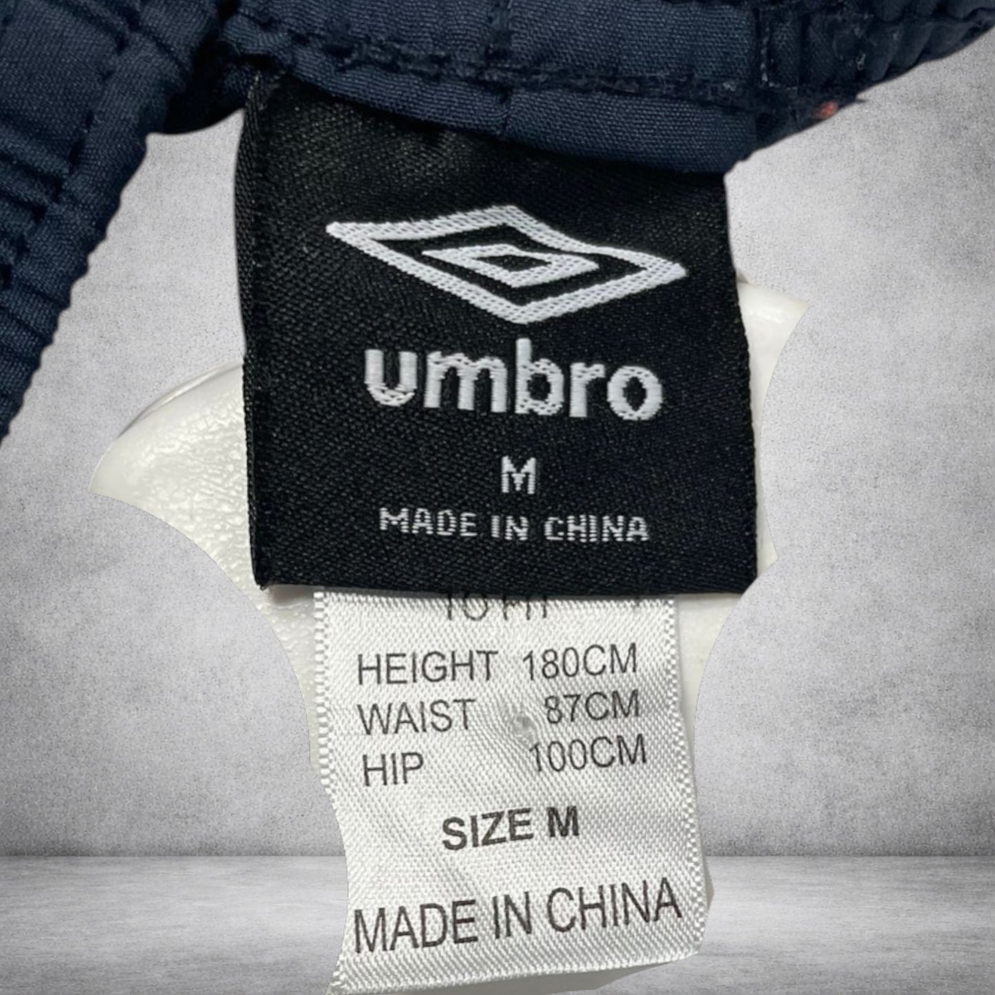 Pantaloni scurți sport Umbro – navy cu logo roșu